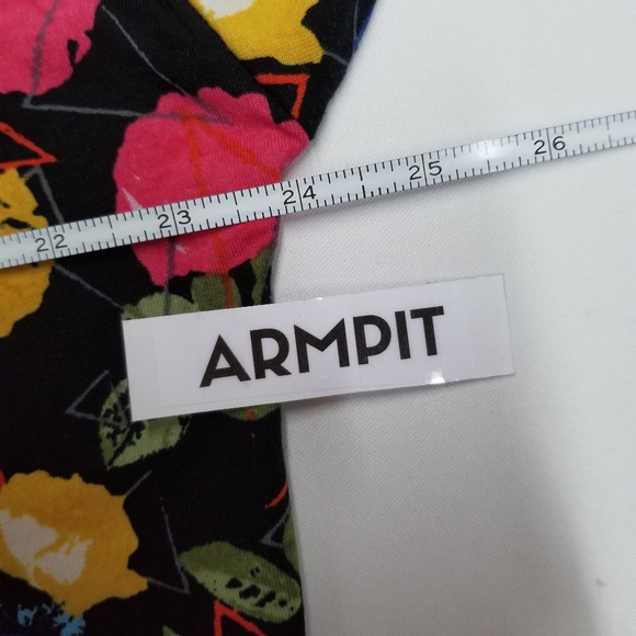 ✅Lularoe XS Roses Irma Tunic Tee - P - Picture 4 of 7